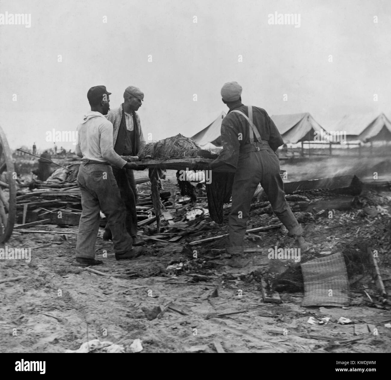 Les hommes africains-américains transportant un corps sur la civière de l'incendie (à droite) pour être incinérés. Les inhumations initiale en mer due à être lavé retour à la côte du Texas. Le 12 septembre, 1900 ou plus tard (BSLOC   2017 17 86) Banque D'Images