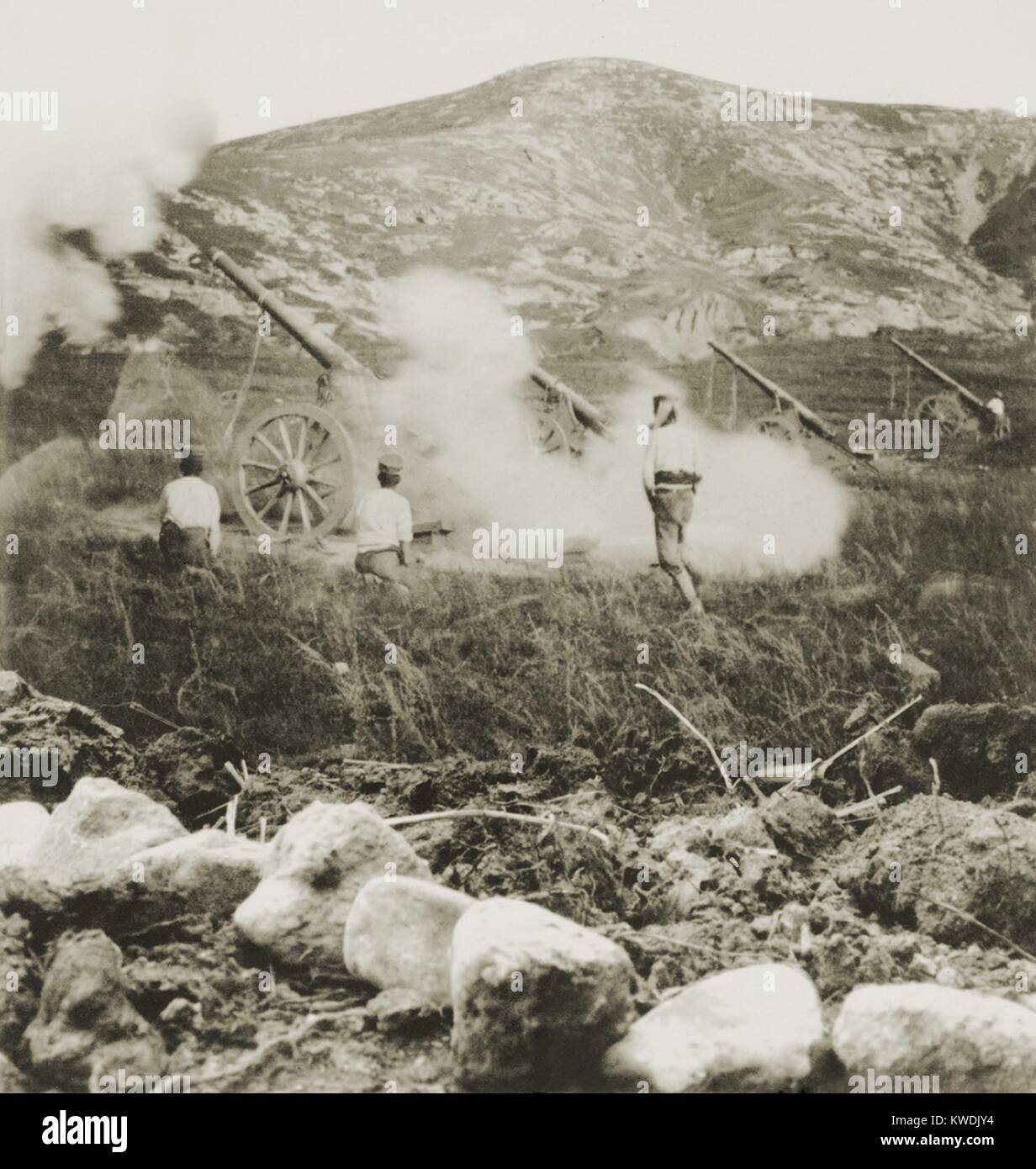 Une batterie de campagne japonaise tirant des obus sur les positions russes durant le siège de Port Arthur. Guerre russo-japonaise (1904-1905 BSLOC___2017 18 100) Banque D'Images