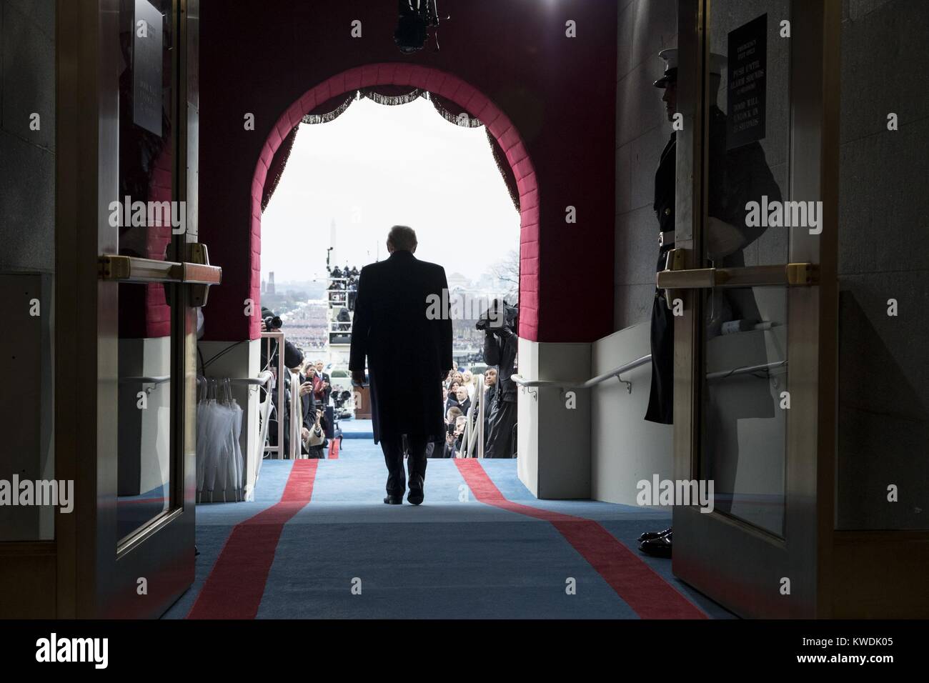 Vue arrière du Président élu, Donald Trump à pied de son discours d'assermentation. 19 janvier 2017 (BSLOC   2017 18 121) Banque D'Images