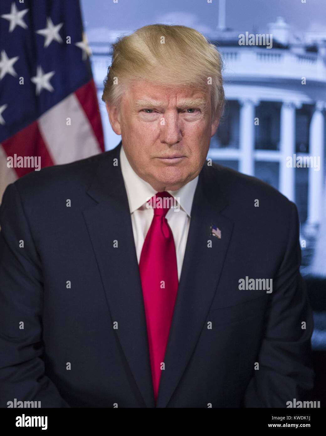 Le président Donald Trump dans un portrait publié sur le site de la Maison  Blanche le 20 janvier, 2017. La photo présente un président sans sourire  qui se penche en avant, portant