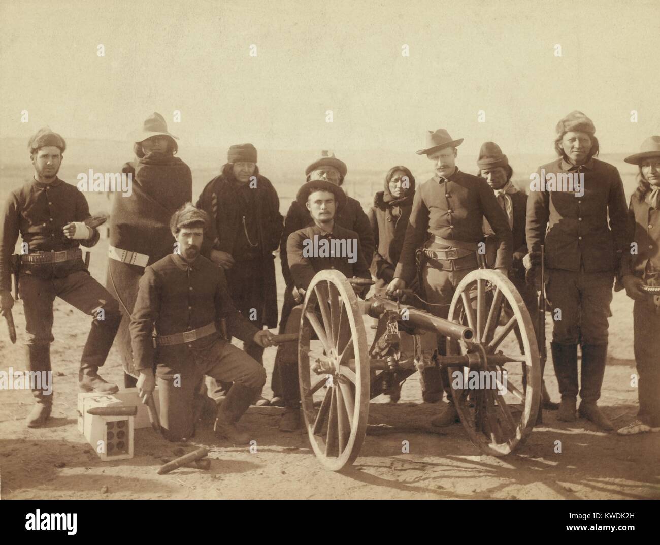 Le Caporal Paul Wernert et canonniers du 1e Batterie d'artillerie. Sept scouts Lakotas et 4 Euro-Americans en uniforme sont posés derrière une mitrailleuse Hotchkiss, probablement dans la réserve de Pine Ridge près de Wounded Knee, dans le Dakota du Sud. Ces fusils ont tiré des obus meurtriers dans un camp pendant la Massacre de Wounded Knee. Photo de John Grabill, janvier 1891 (BSLOC   2017 18 17) Banque D'Images