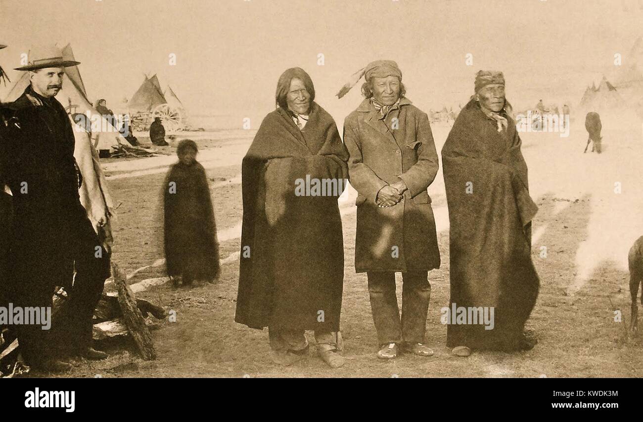 Les dirigeants des Indiens hostiles après le Massacre de Wounded Knee, le 29 décembre 1890. Gardé par un soldat a deux Grève, Crow Dog, et Hawk, toutes les Sub-Chiefs de la partie supérieure de la tribu Brulé qui défiaient le gouvernement américain pour venir à l'Agence de Pine Ridge en novembre 1890. Au lieu de cela ils ont établi leur camp dans une forteresse naturelle 40 miles au nord de l'office, jusqu'à arriver enfin à la fin de 1890, peu avant le massacre (BSLOC   2017 18 24) Banque D'Images