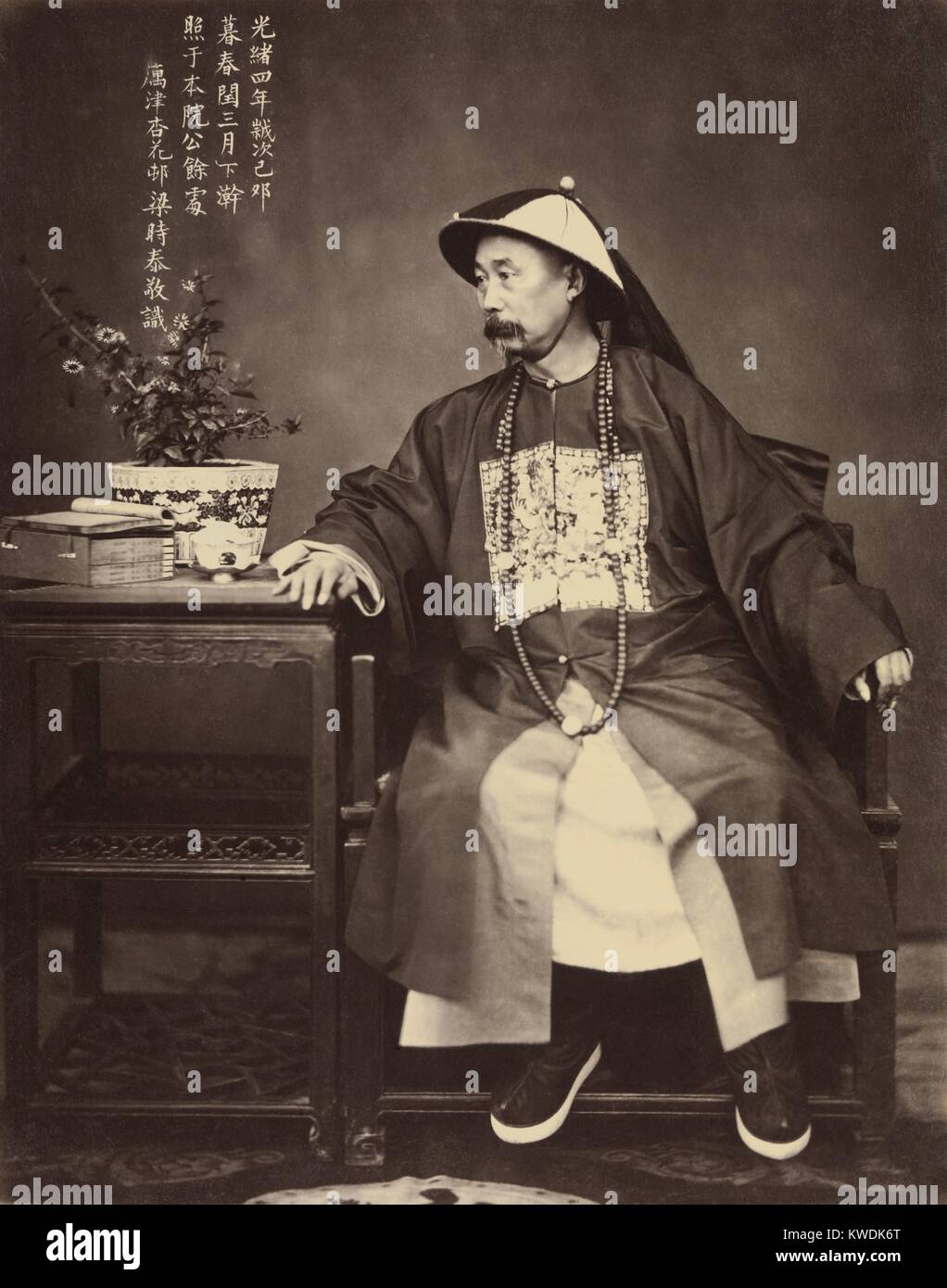 Li Hongzhang (Li hongzhang), homme politique chinois, général et diplomate de la fin des Qing. Il a représenté les Chinois dans les négociations de paix à Shimonoseki après Chines défaite dans la première guerre sino-japonaise 1894-1895. Photo par Liang Shitai, ch. (BSLOC 1870-90  2017 18 87) Banque D'Images