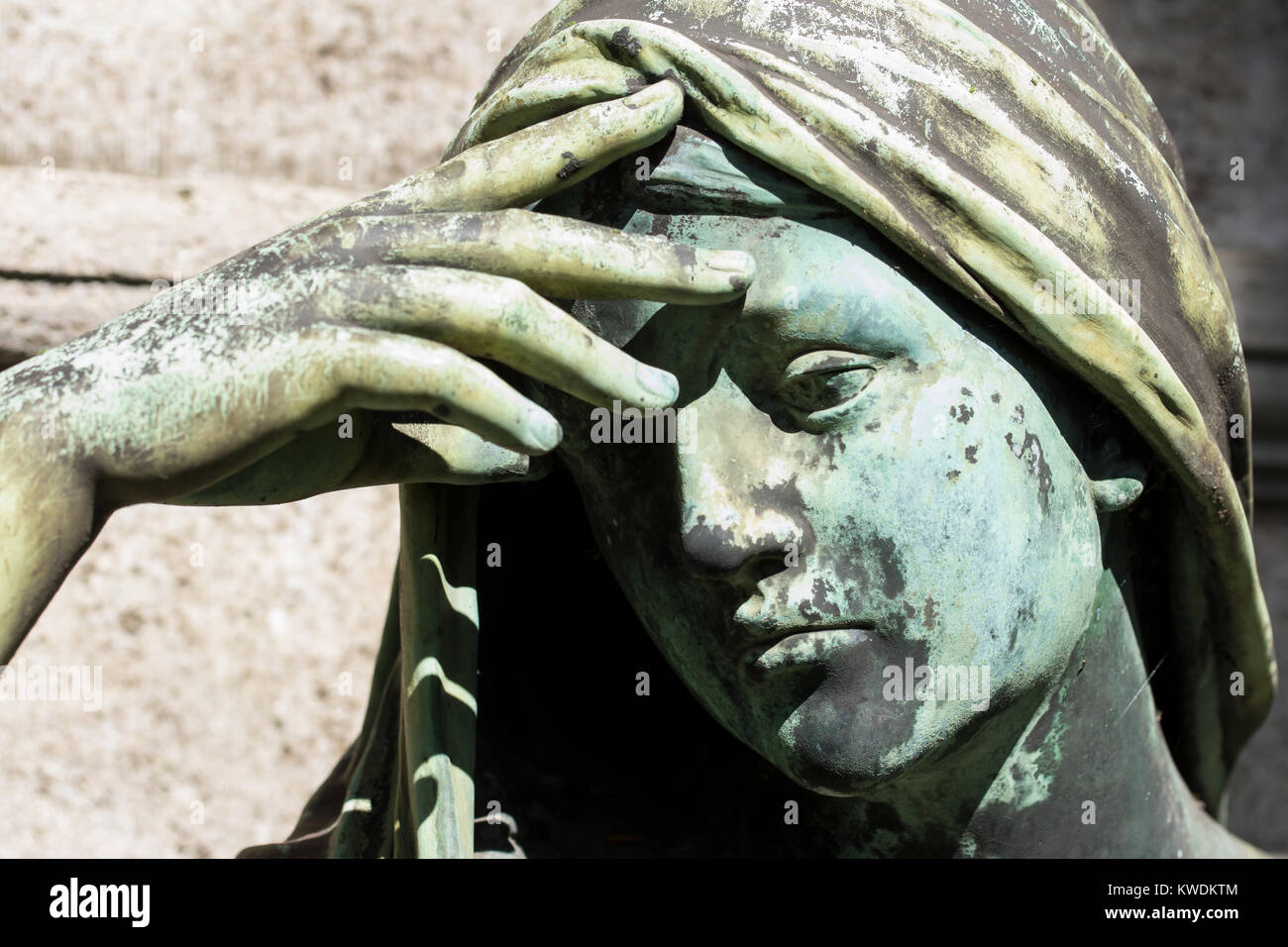 Gros plan d'une statue de femme triste. Vieux cimetière catholique, Dresde, Allemagne. Banque D'Images