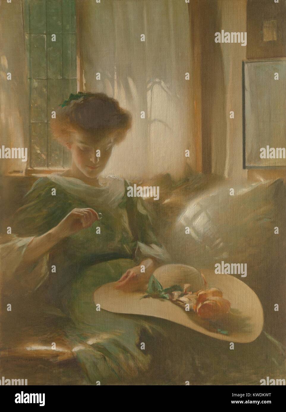 L'anneau, par John White Alexander, 1911, American peinture, huile sur toile. Une jeune femme rétro-éclairé doucement détient et études un anneau dans un intérieur. Avec son chapeau décoré de fleurs sur ses genoux, elle a récemment retourné ou s'apprête à sortir (BSLOC 2017 9 40) Banque D'Images