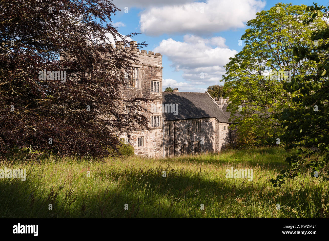 Cotehele, Saltash, Cornwall, UK. En grande partie une maison Tudor inaltéré originaire de 1300, avec des jardins Banque D'Images