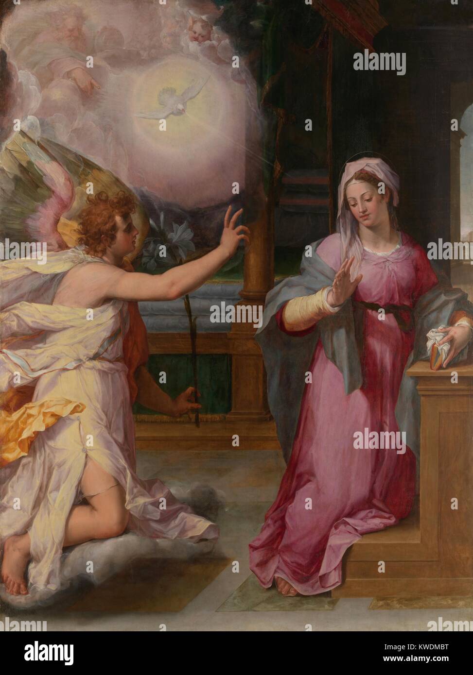 L'Annonciation, par Peter Candide, 1585, la peinture de la Renaissance du Nord, Russisch, huile sur bois. À genoux sur un nuage, l'Ange Gabriel annonce à Marie qu'elle va concevoir et porter le fils de Dieu. En haut à gauche Dieu le Père points dans Marys direction que des faisceaux de lumière émanent d'une colombe représentant l'Esprit Saint (BSLOC   2017 16 94) Banque D'Images