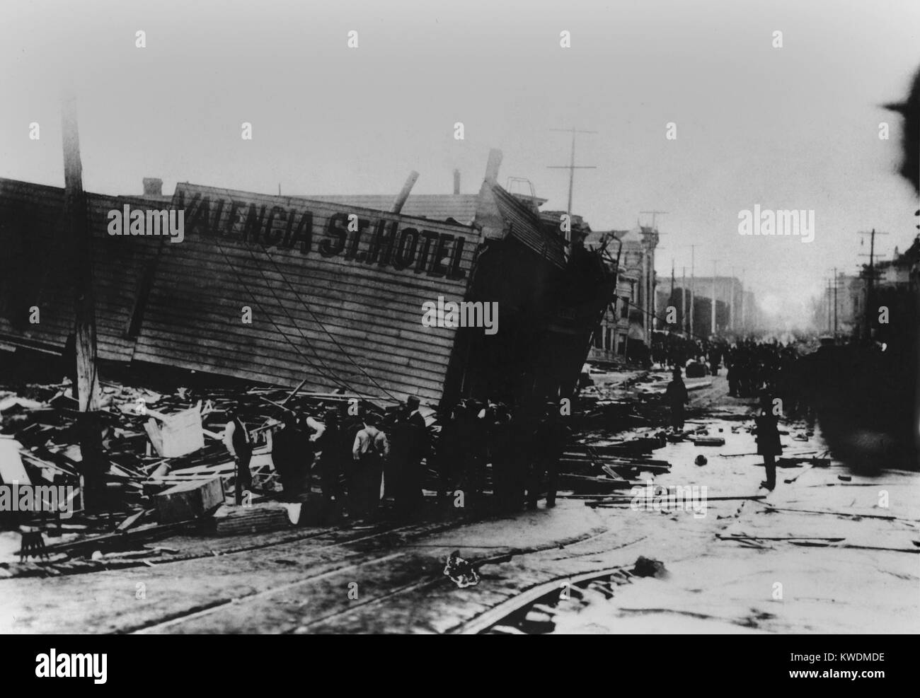 Valence s'est effondré après l'Hôtel Saint tremblement de terre de San Francisco, le 18 avril 1906. Il s'agissait d'un bâtiment dans le quartier de Mission où les résidents à l'étage inférieur ont été écrasés (BSLOC 2017 17 2) Banque D'Images
