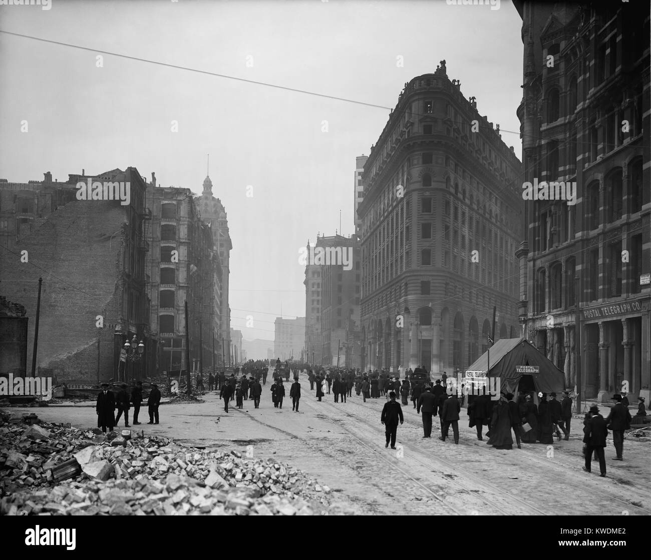 Les gens qui marchent sur Market St. après le 18 avril 1906, séisme de San Francisco et 3 jours de feu. Remarque la tente des opérations d'urgence du logement du Service Postal Telegraph Co. (BSLOC   2017 17 32) Banque D'Images