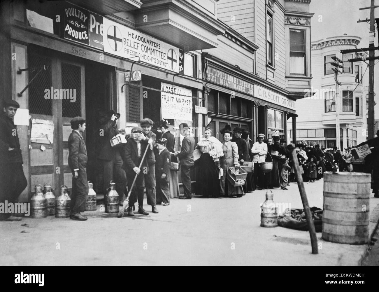 Ligne de secours alimentaire à la station de fonctionner par la Croix-Rouge américaine après le tremblement de terre de San Francisco de 1906. Les garçons espiègles mug pour l'appareil photo (BSLOC   2017 17 41) Banque D'Images