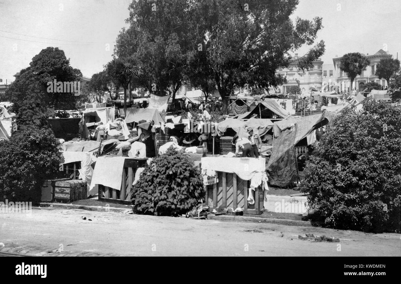 Dans la ville de tentes Jefferson Square, San Francisco, le 20 avril 1906 après le 18 avril 1906, séisme. Le camp a donné refuge à long terme pour 1500-2000 les gens jusqu'à ce qu'il a été fermé en octobre 1907 (BSLOC   2017 17 44) Banque D'Images