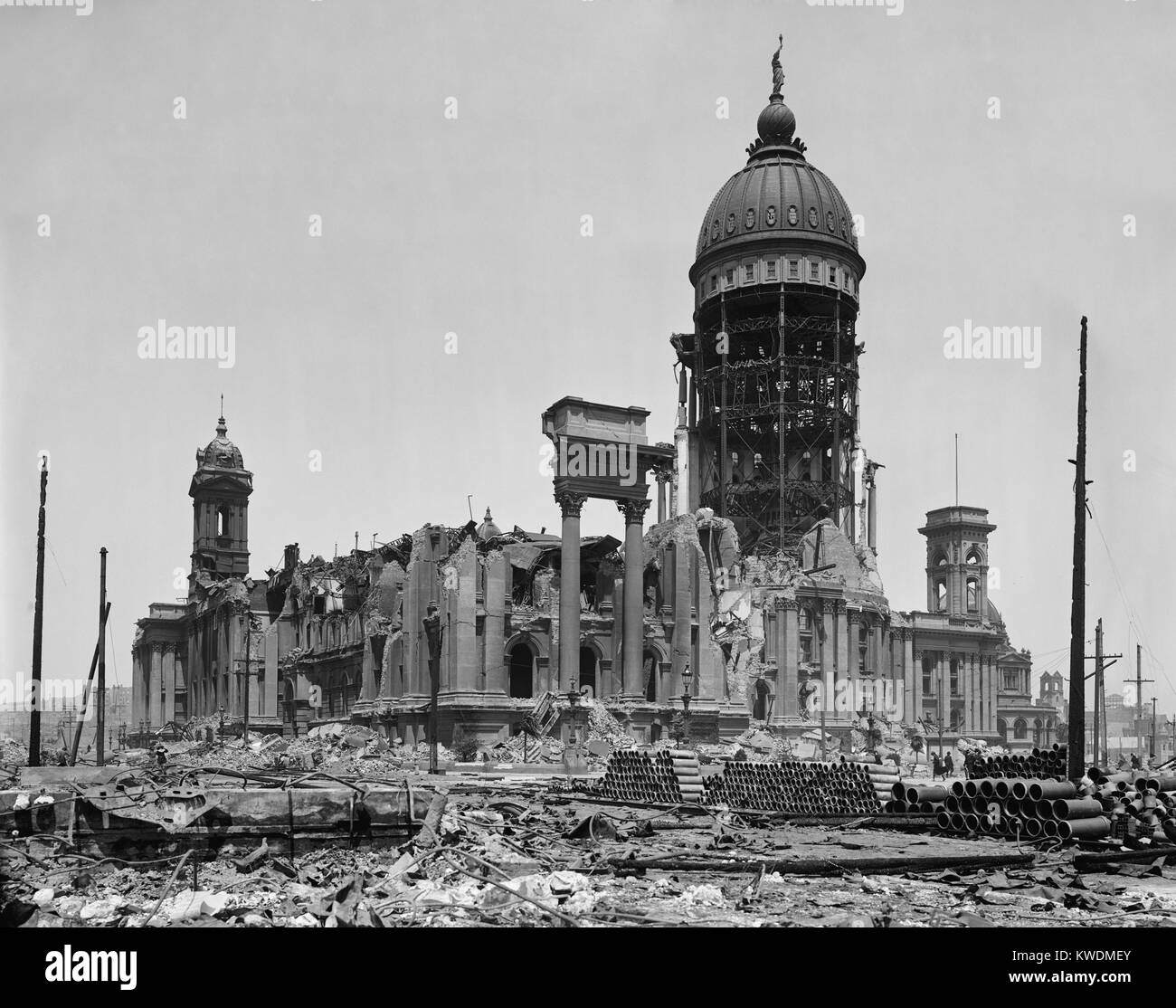 Ruines de l'Hôtel de Ville, après le 18 avril 1906, San Francisco, tremblement de terre et 3 jours de feu. En bas à droite sont des sections de nouvelles conduites d'eau pour reconstruire l'infrastructure de la ville. L'Hôtel de ville ne fut pas reconstruit, mais démoli et remplacé par un nouveau bâtiment sur un autre site (BSLOC   2017 17 49) Banque D'Images