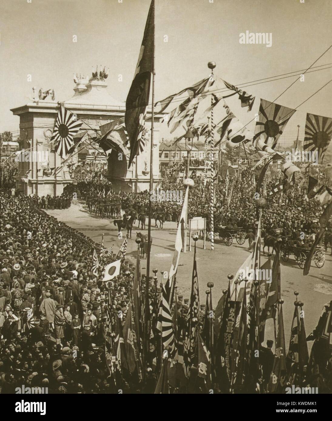 Célébrer la procession des foules japonais transportant l'Amiral Togo, et les officiers de marine le 1905. Japans victoire décisive dans la guerre russo-japonaise a été apprécié de peuples opprimés à travers le monde, heureux de voir une puissance impérialiste vaincue par un pays non européen. Photo montre les détails de la foule, des soldats, des décorations, drapeaux, et d'un cérémonial de triomphe (BSLOC   2017 18 117) Banque D'Images