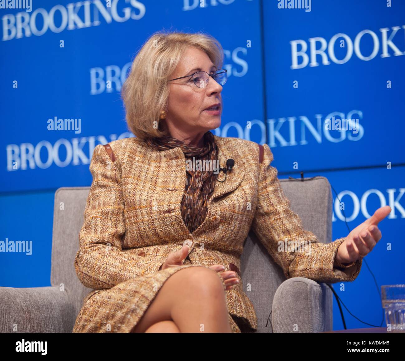 Sec. de l'éducation, Betsy DeVos, parlant à la Brookings Institution, le 28 mars 2017. Sec. DeVos a appuyé l'augmentation du financement pour les écoles à charte et les bons scolaires qui sont en concurrence avec les écoles publiques (BSLOC   2017 18 139) Banque D'Images