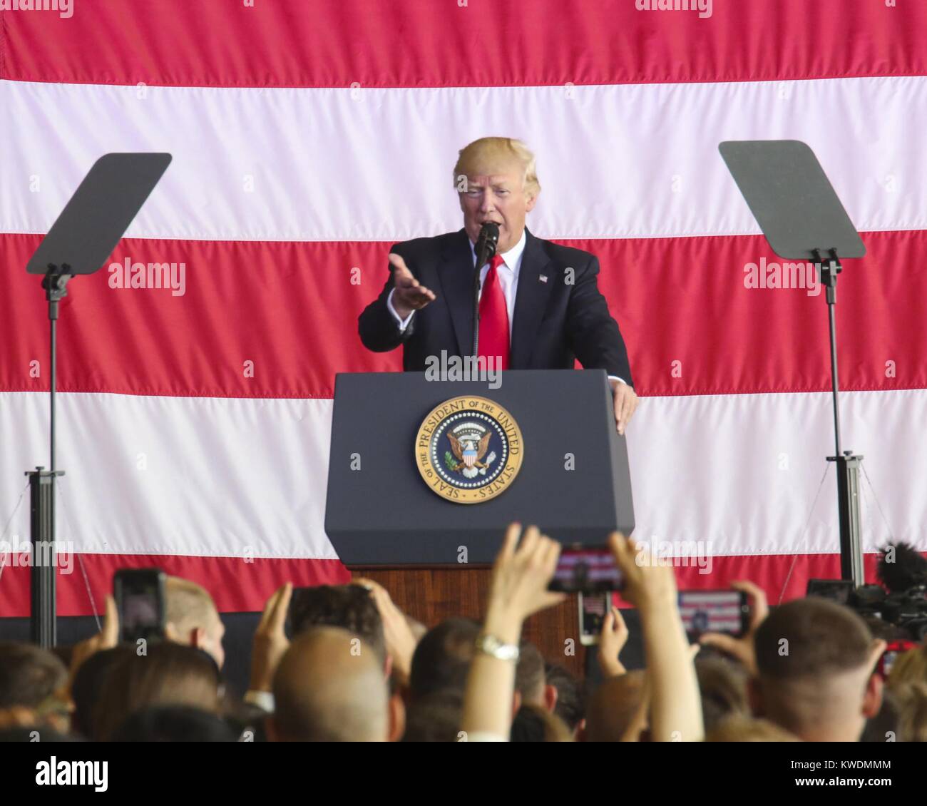 Le président Donald Trump s'adresse à nous à la base aéronavale de Sigonella, en Italie, le 27 mai 2017. Trump s'est rendu à la Sicile à assister le Sommet du G7 (BSLOC   2017 18 150) Banque D'Images