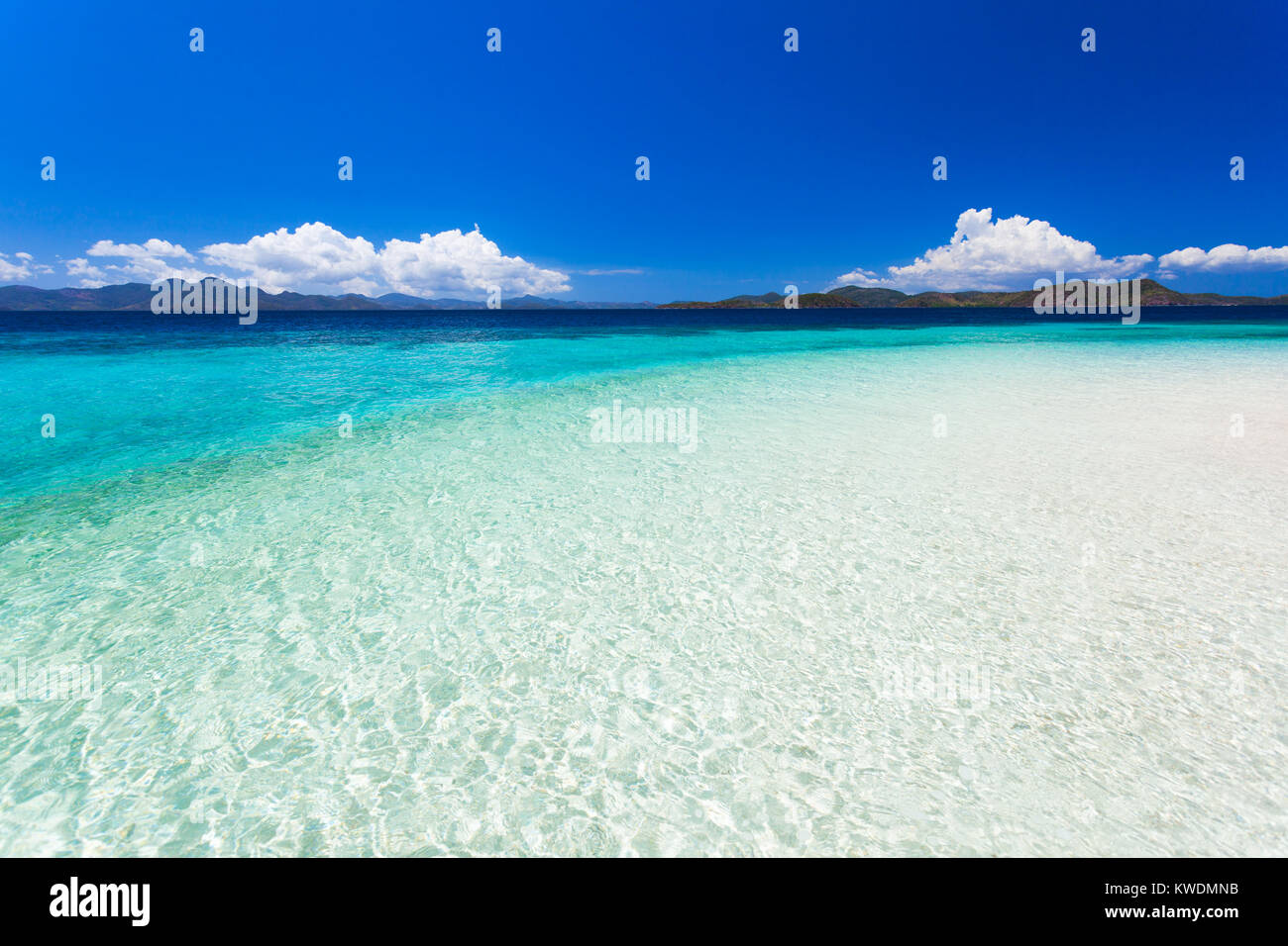 Personne sur la plage aux eaux turquoises de beauté Banque D'Images