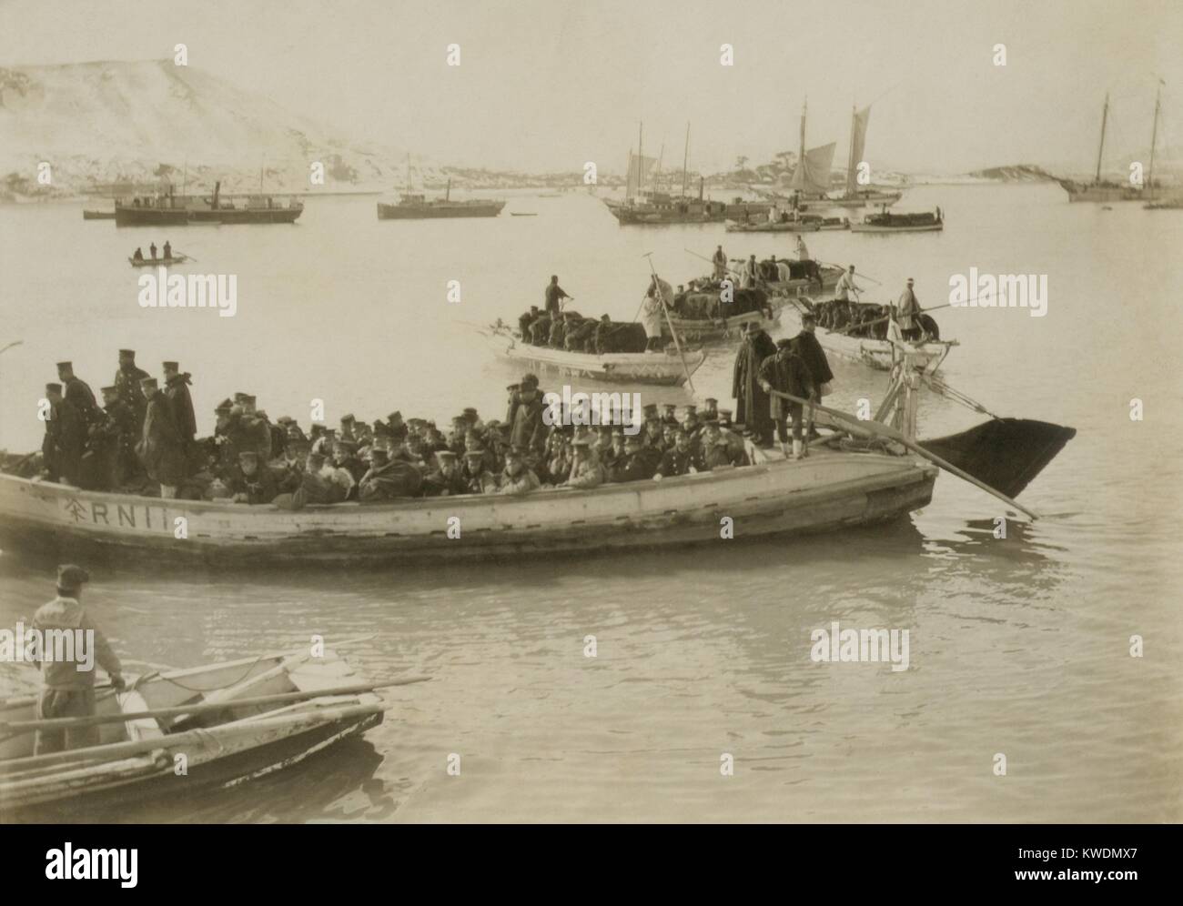 Les bateaux japonais, l'atterrissage approche Chemulpo (Seoul), Corée. Après l'attaque surprise du 9 février 1904, 2 500 soldats japonais, débarqués et déplacé d'occuper Séoul, Corée, au début de la guerre russo-japonaise (BSLOC   2017 18 94) Banque D'Images