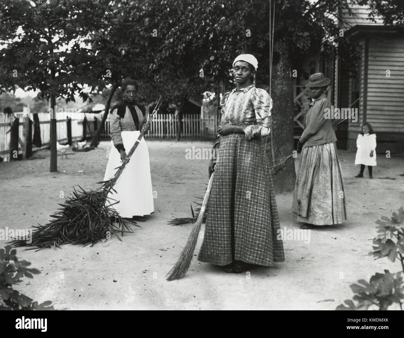 Les femmes afro-américains avec manches de bambusa, sur Latimers place, Belton, SC 29 Septembre, 1899. Bambusa est une espèce de bambou nous introduit dans les états du sud de l'Asie de l'Est. Latimer Churchwell Asbury était un membre du Congrès de la Caroline du Sud à partir de 1893-1903, et ces femmes peut-être travaillé sur sa ferme et résidence à Belton, BSLOC 2017 SC (20  100) Banque D'Images