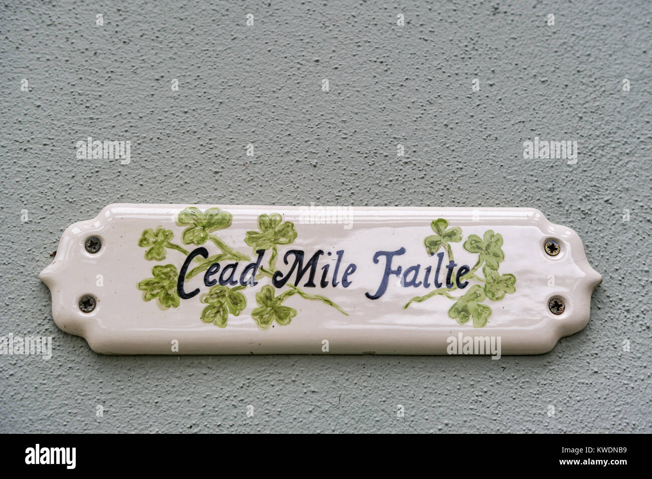 Cead Mile Failte ou 100 000 - accueille un message d'accueil traditionnel irlandais sur une plaque en céramique avec copie espace. Banque D'Images