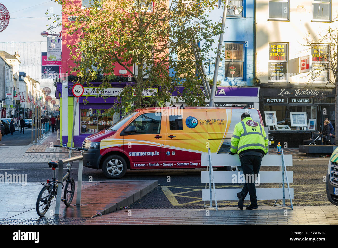 Gardien de sécurité en service sur Grand Parade, Cork, Irlande Banque D'Images