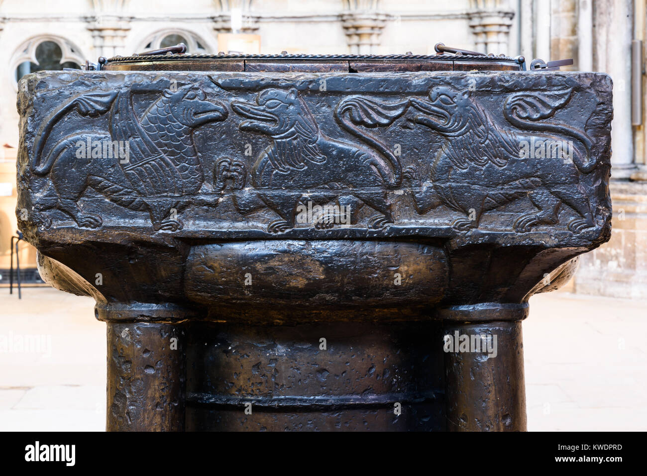 Détail des sculptures sur les fonts baptismaux en pierre calcaire à la Cathédrale chrétienne construit par les conquérants normands au xie siècle, à Lincoln, E Banque D'Images