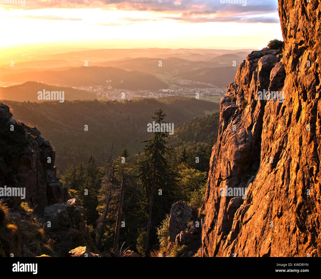 Coucher de soleil sur la Forêt Noire, vue vers Waldkirch de Mt. Kandel Banque D'Images