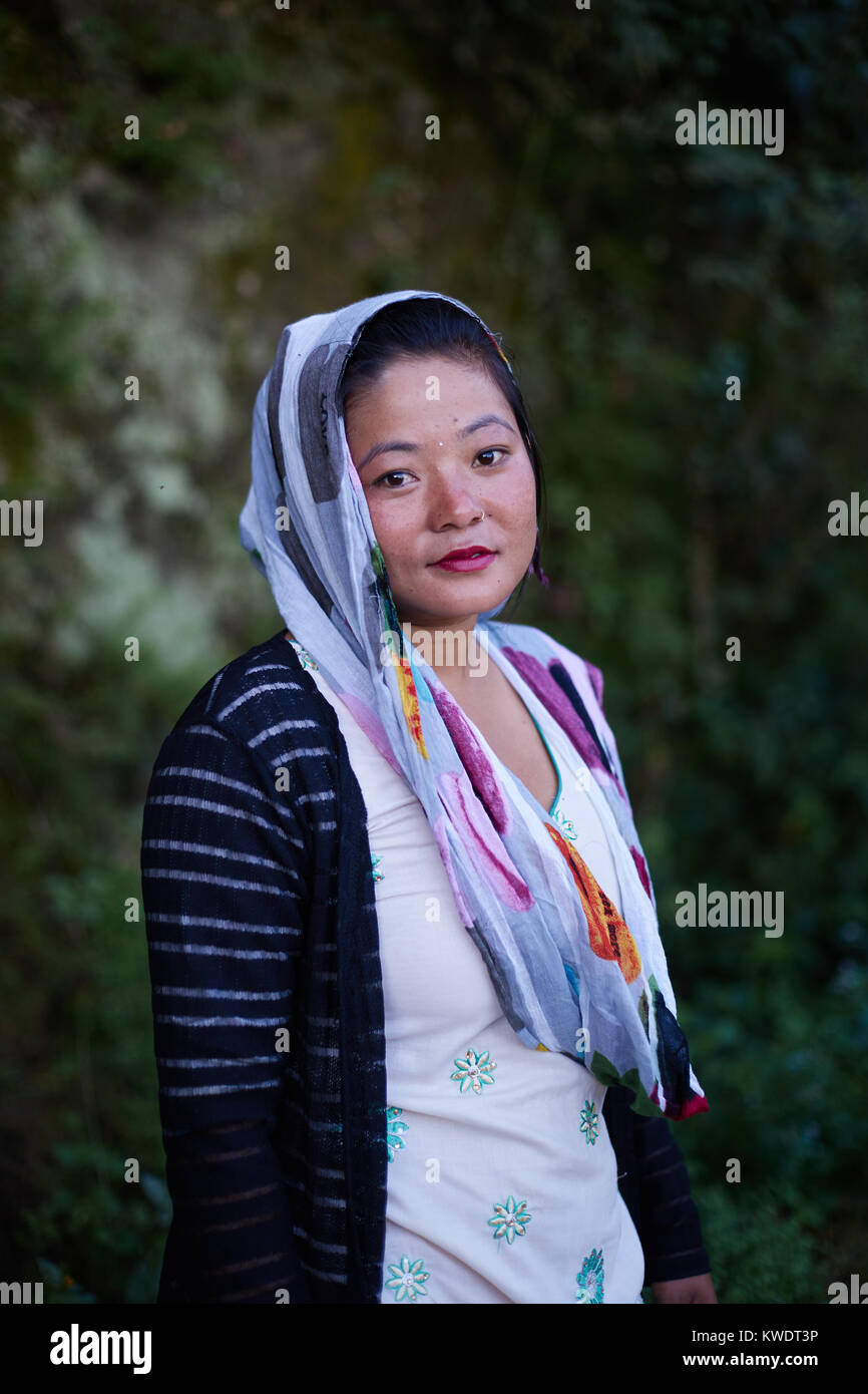 Jeune fille népalaise avec écharpe, Dulikhel, La Vallée de Katmandou, Népal  Photo Stock - Alamy
