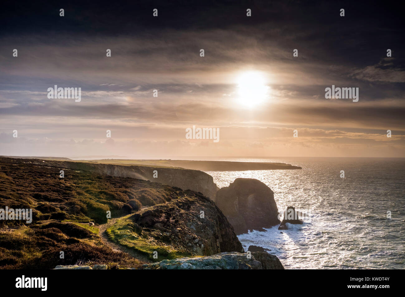 Phare de South Stack et falaises Holyhead Anglesey au nord du Pays de ...
