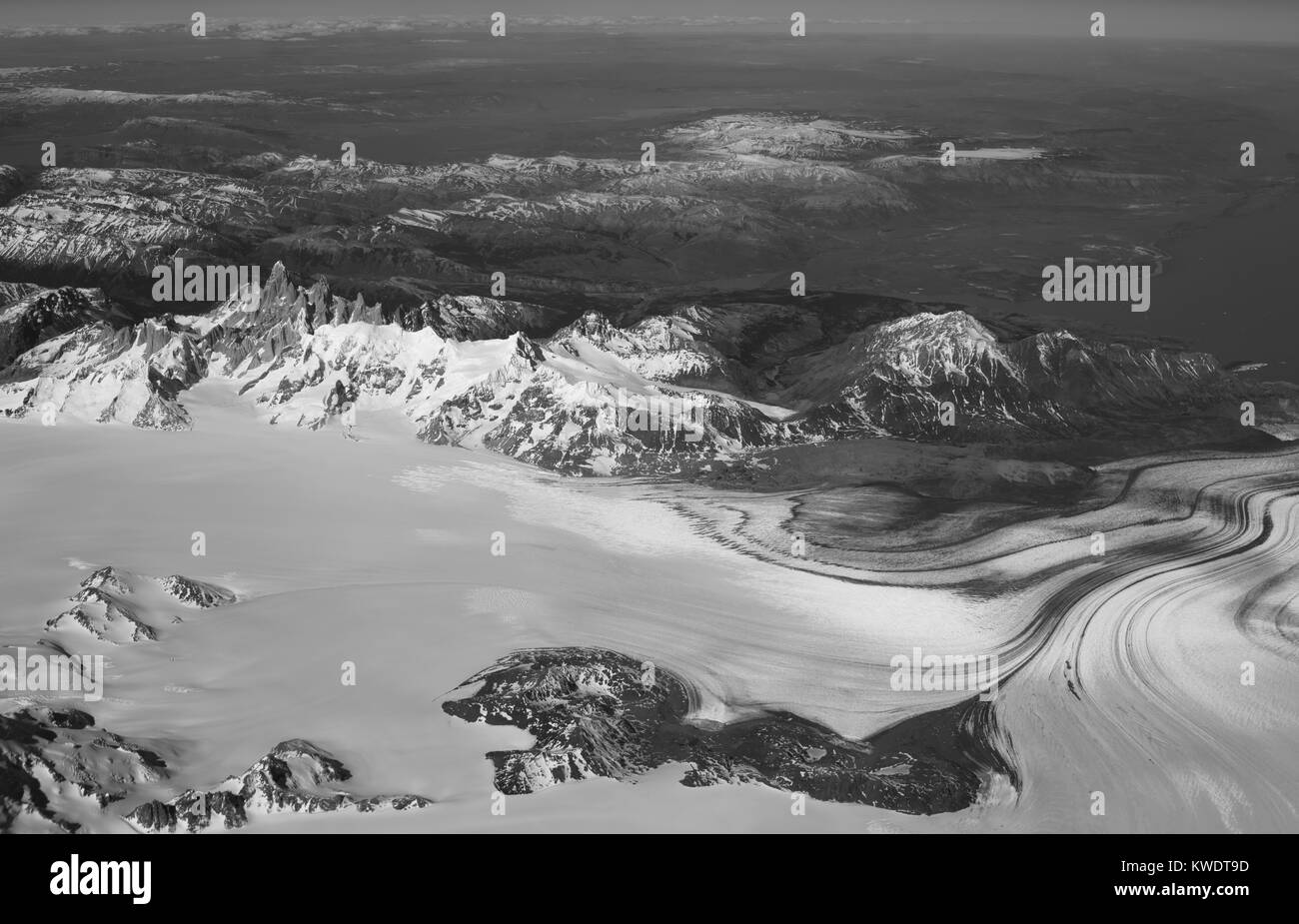 Vue aérienne de Mt. FitzRoy (El Chalten) et le champ de glace de Patagonie, prises d'un avion commercial au cours des Andes argentines. Banque D'Images
