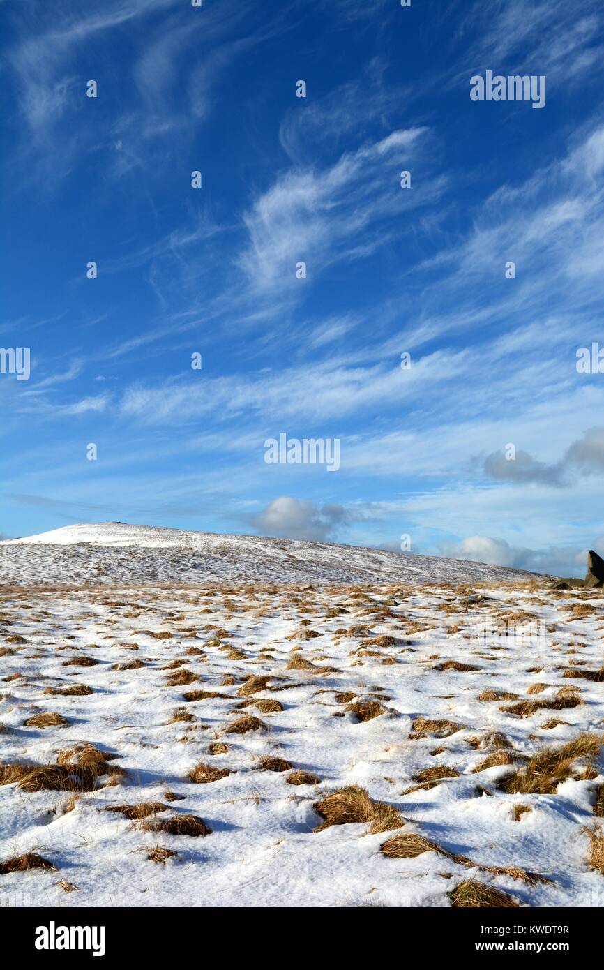 Brins de Cirrus nuages vaporeux en bleu ciel de Foel Feddau hiver neige Pembrokeshire Wales Cymru amenée, UK GO Banque D'Images