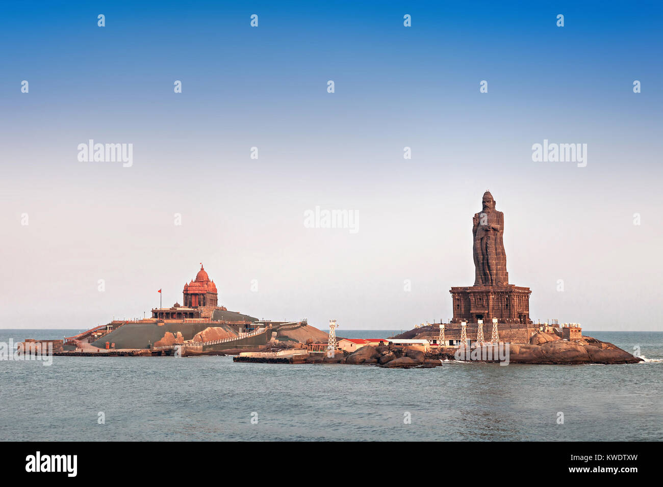 Vivekananda Memorial Rock et Thiruvalluvar statue au lever du soleil, de l'Inde Banque D'Images