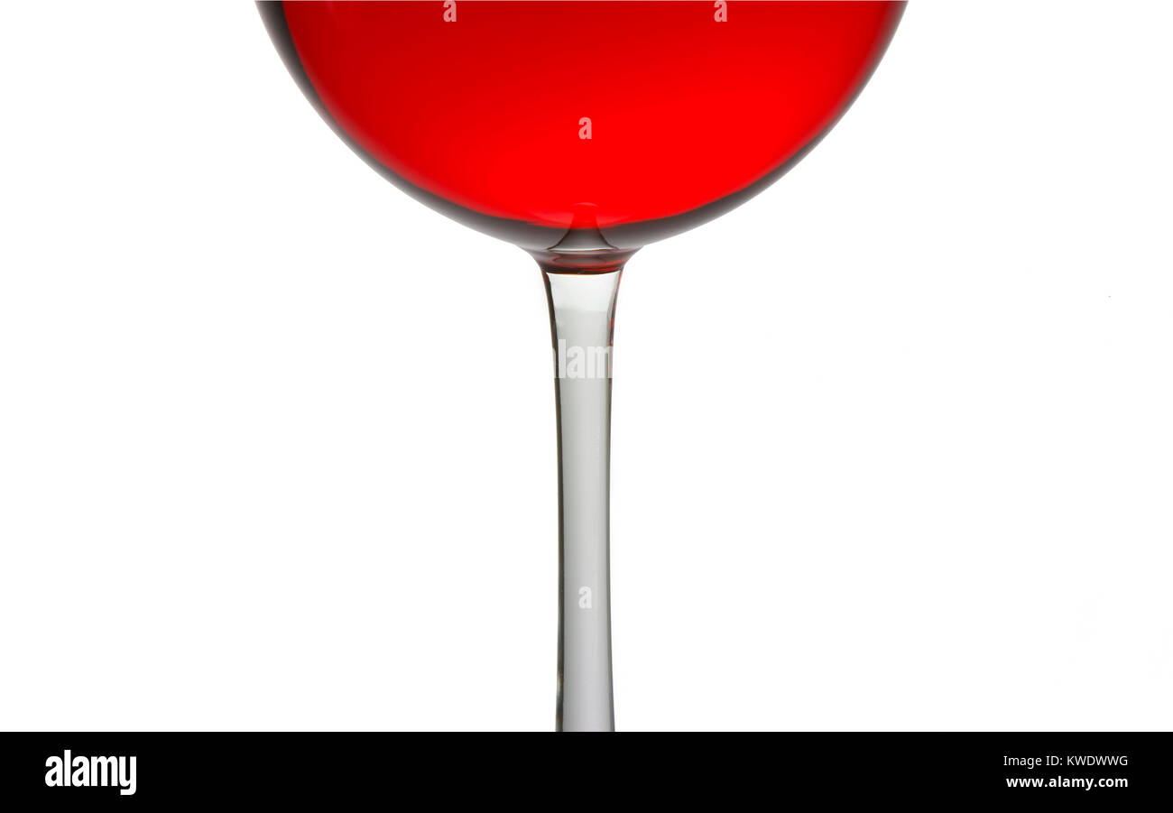 Gros plan du vin rouge dans un verre sur fond blanc Banque D'Images