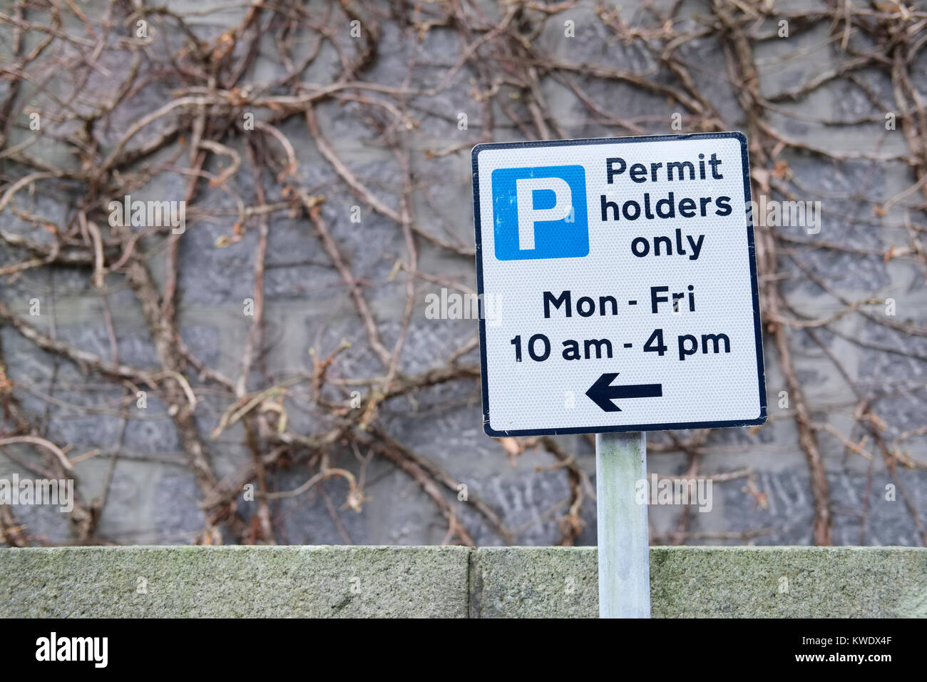 Seulement les détenteurs de permis de stationnement de voiture sur la route du lundi au vendredi Banque D'Images