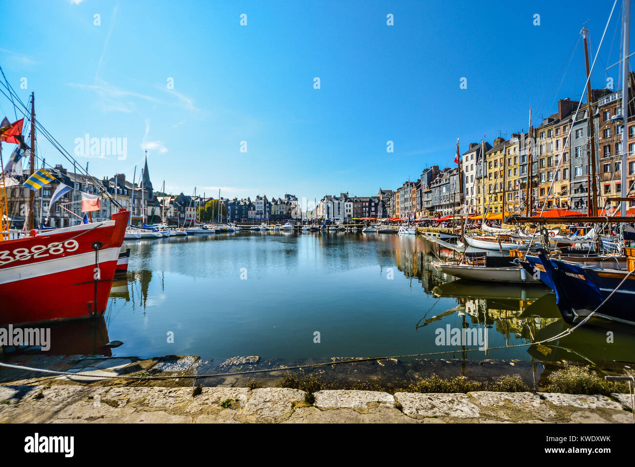 Le village de pêche pittoresque de Honfleur France avec son vieux-bassin ou vieux port rempli de bateaux, voiliers et parsemé de terrasses de cafés Banque D'Images