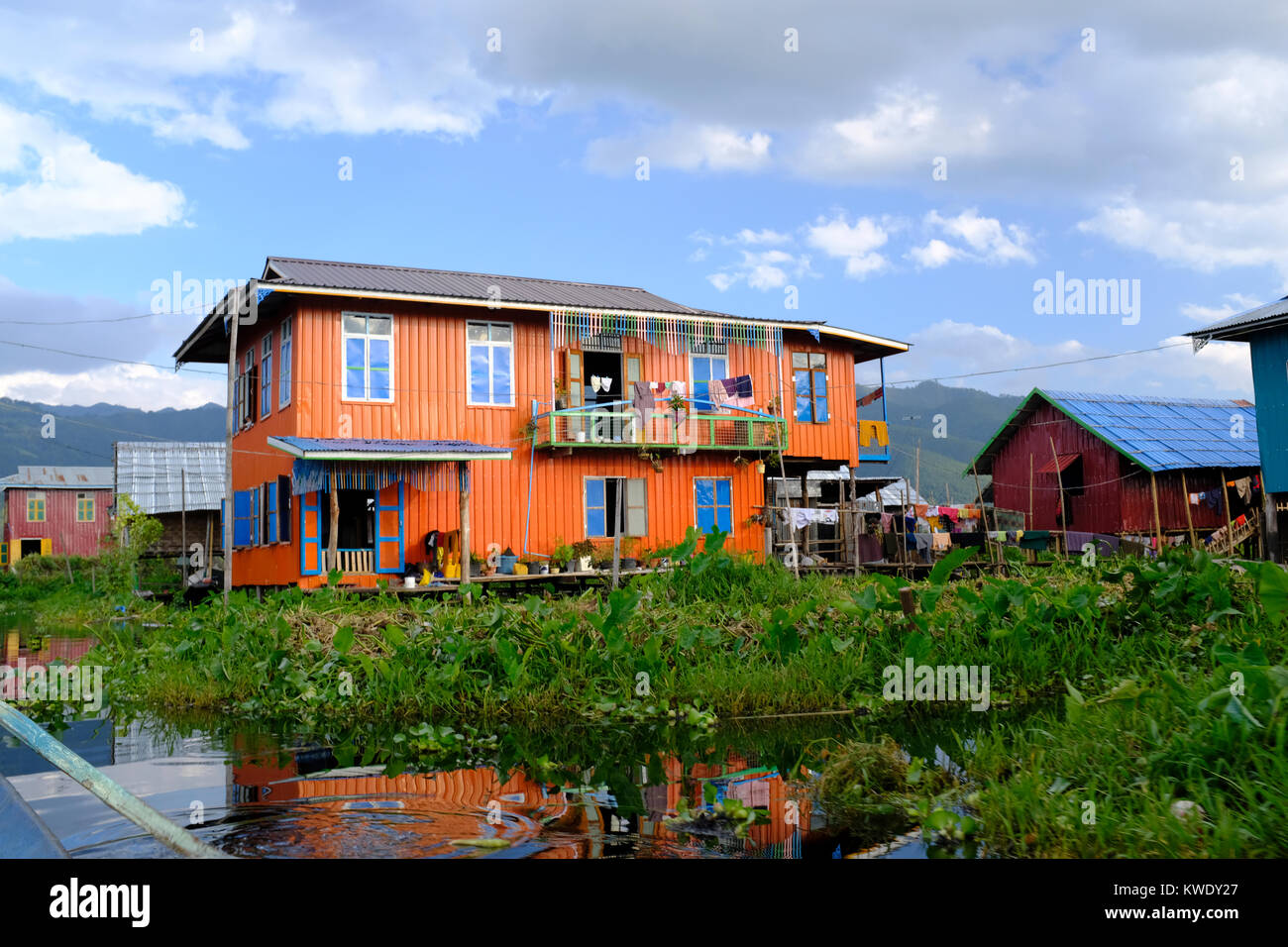 Grande maison dans le village flottant dans le lac Inle, Myanmar Banque D'Images