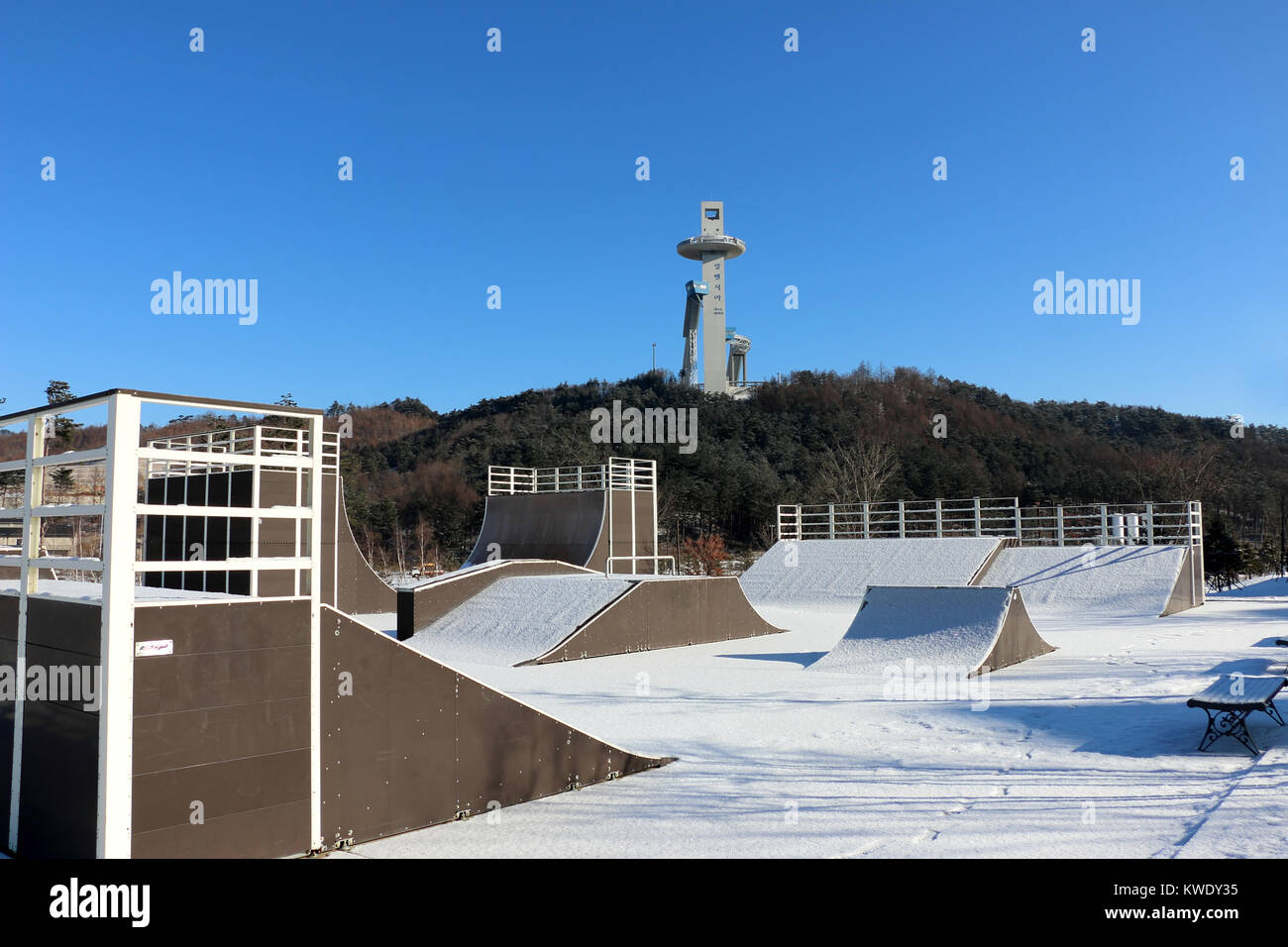 Skate parc négligé par l'Alpensia Ski Jump, le site de la 2018 Jeux Olympiques d'hiver de Pyeongchang Banque D'Images