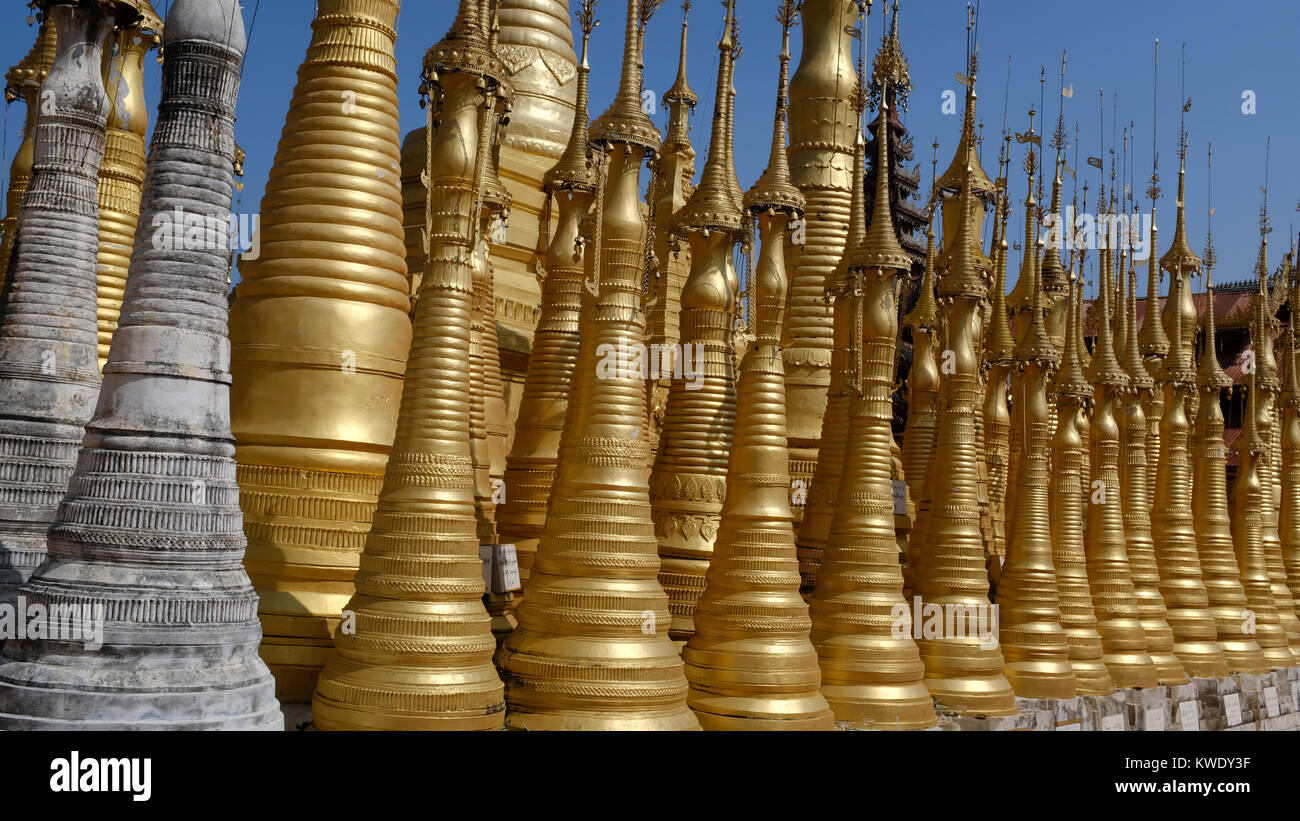 Flèches d'or bouddhiste près du lac Inle, Myanmar Banque D'Images