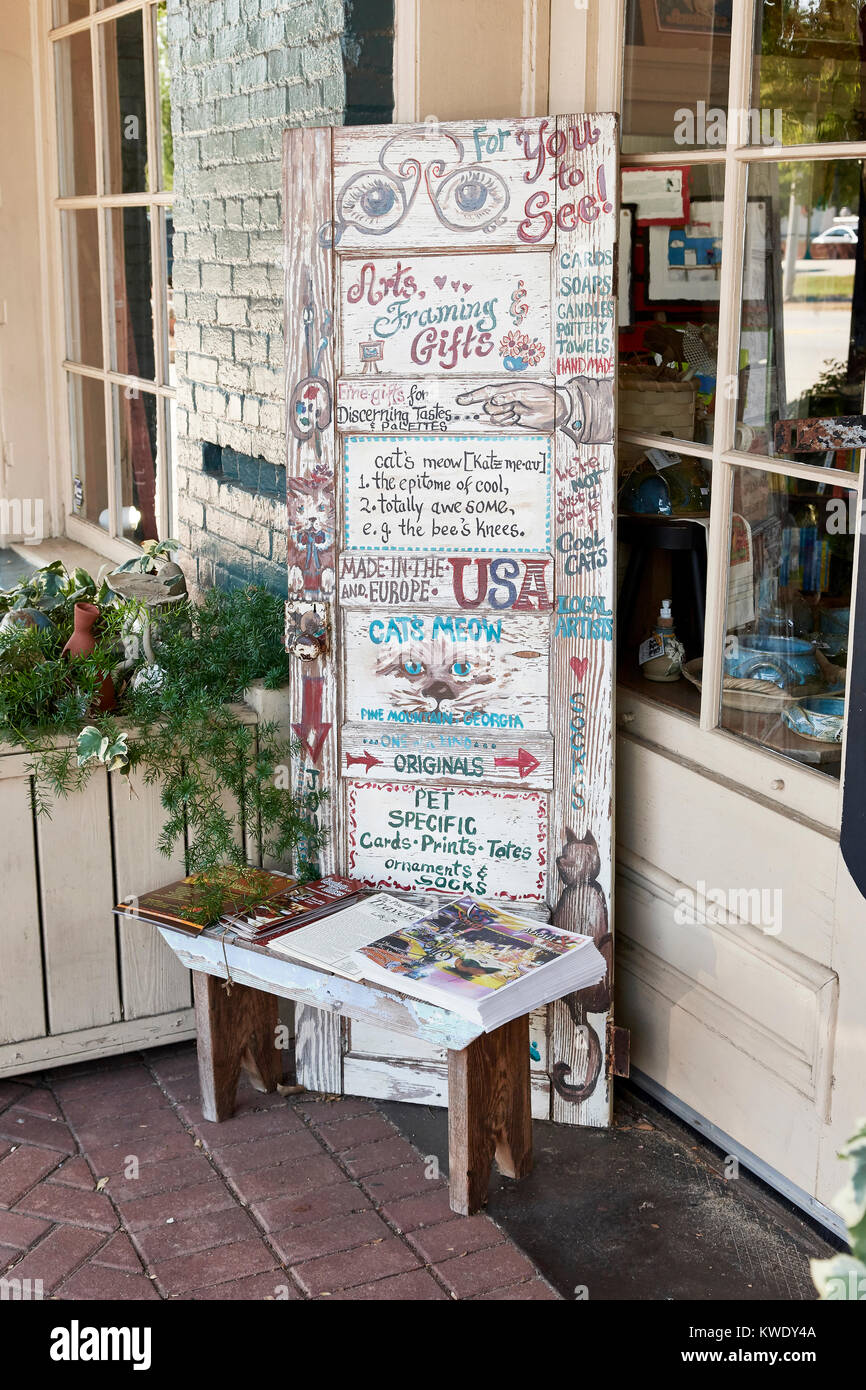 Conseil peint accueil des clients lors de la Cat's Meow, un marketing intelligent publicité morceau petit magasin de marchandises, à Pine Mountain en Géorgie, aux États-Unis. Banque D'Images