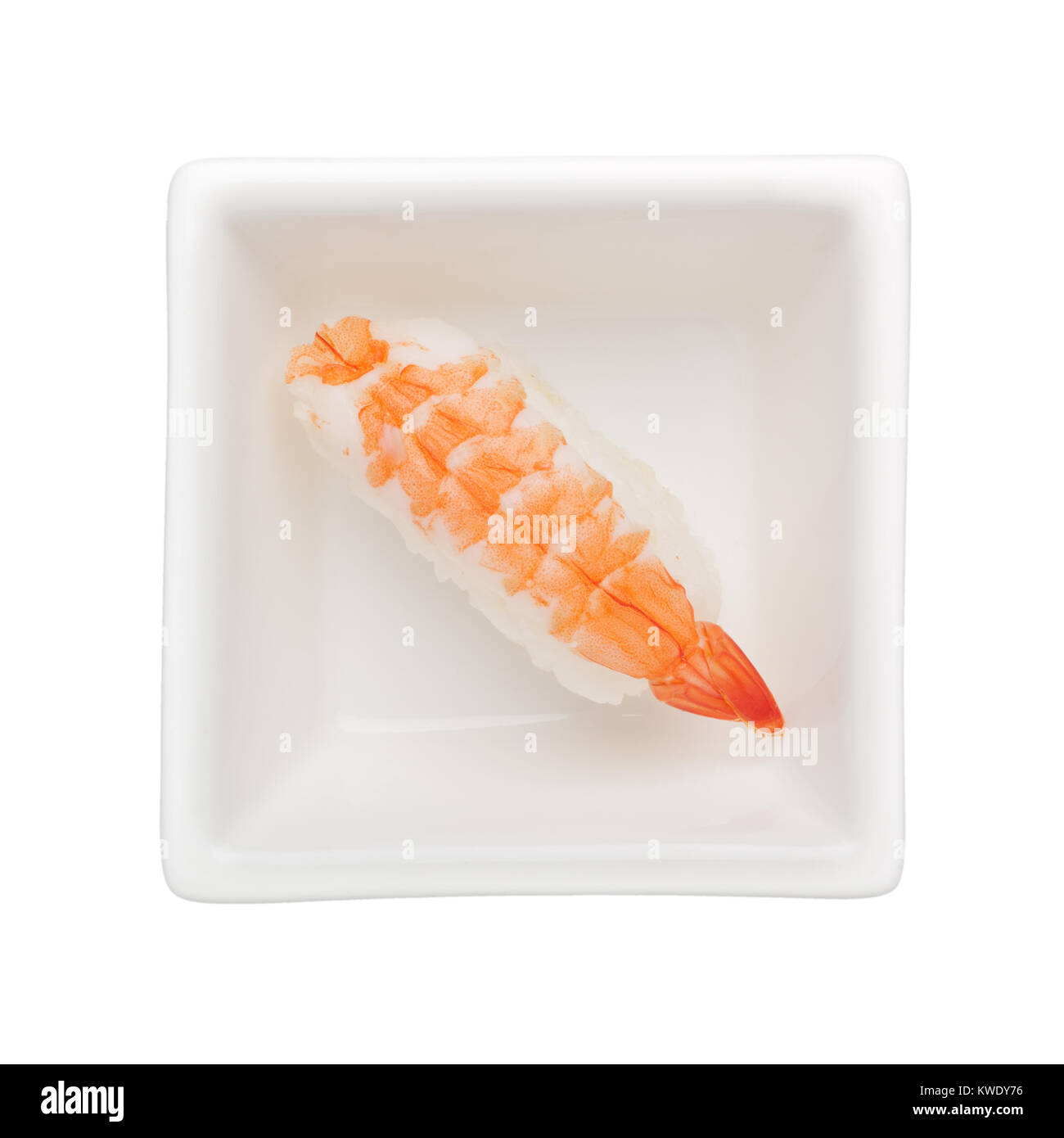 Ebi nigiri Sushi - dans un bol carré isolé sur fond blanc Banque D'Images