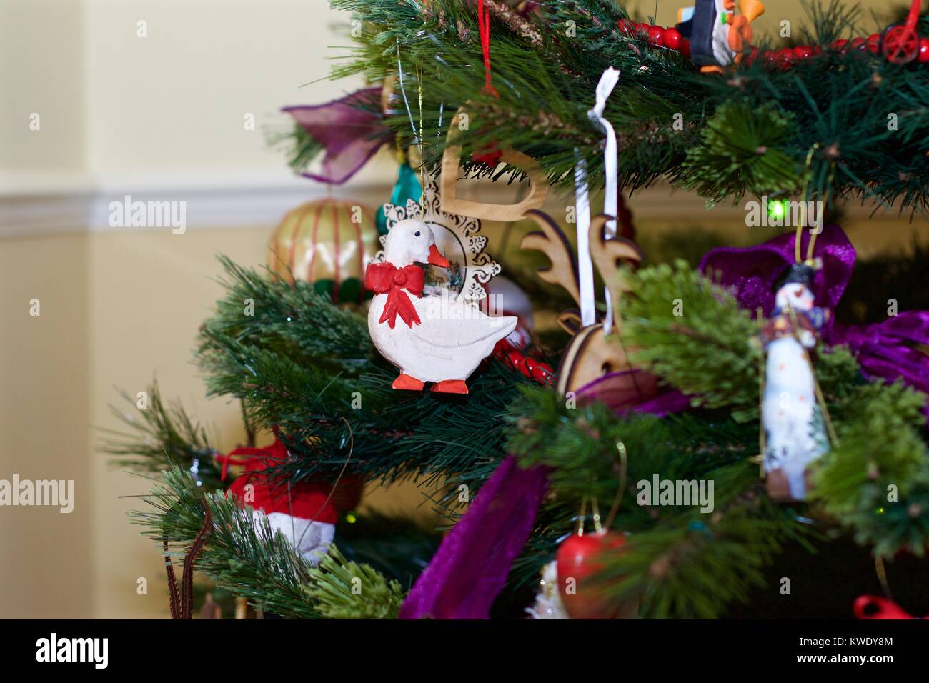 Sculptée à la main, décoration d'oie sur arbre de Noël, UK Banque D'Images