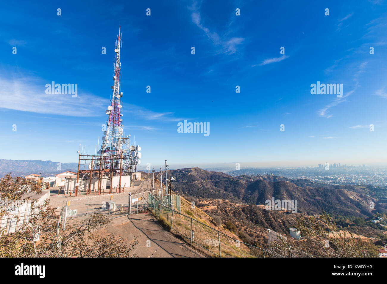 Le panneau Hollywood avec vue sur Los Angeles. Le signe iconique a été créé en 1923. Banque D'Images