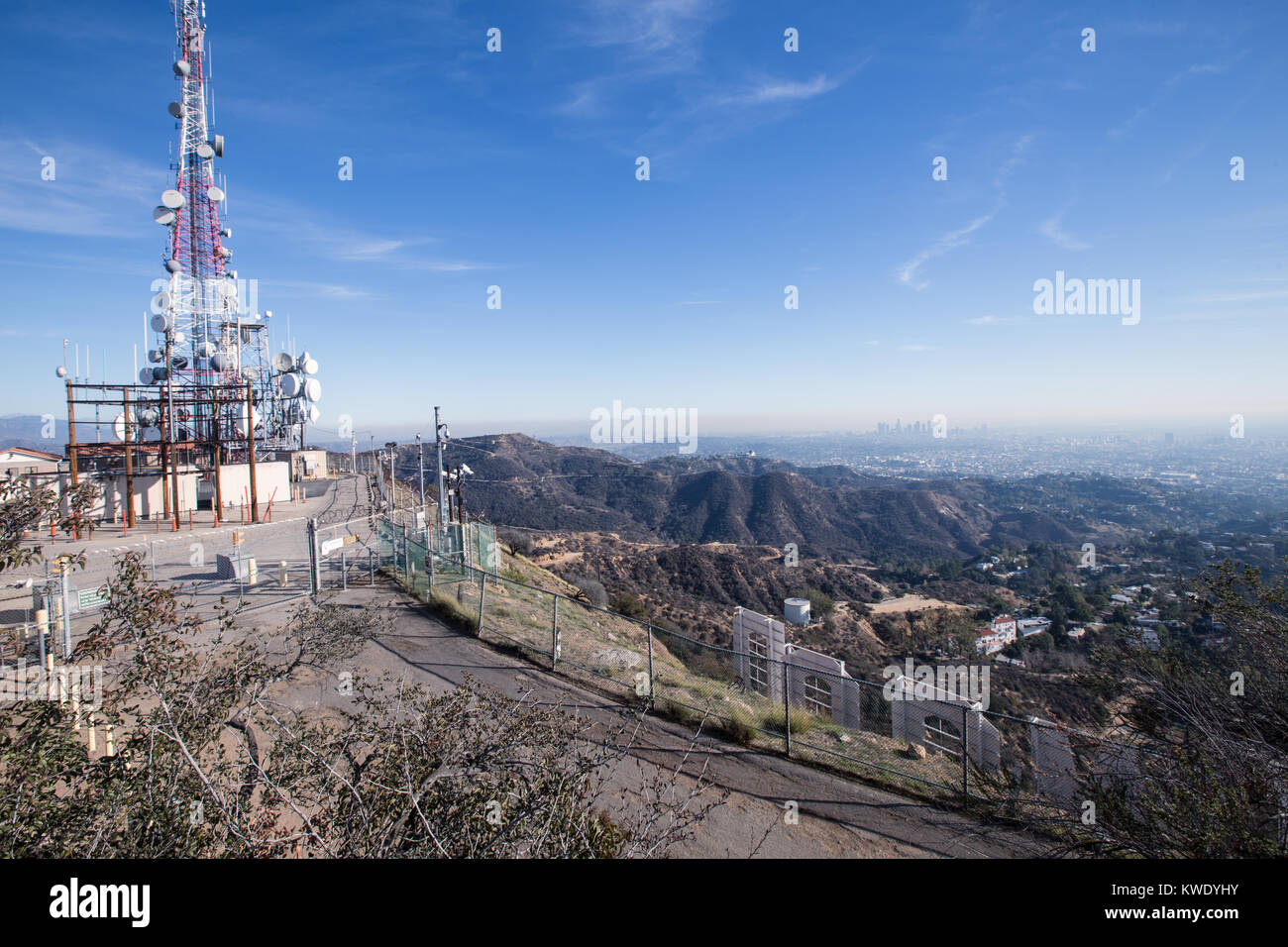 Le panneau Hollywood avec vue sur Los Angeles. Le signe iconique a été créé en 1923. Banque D'Images