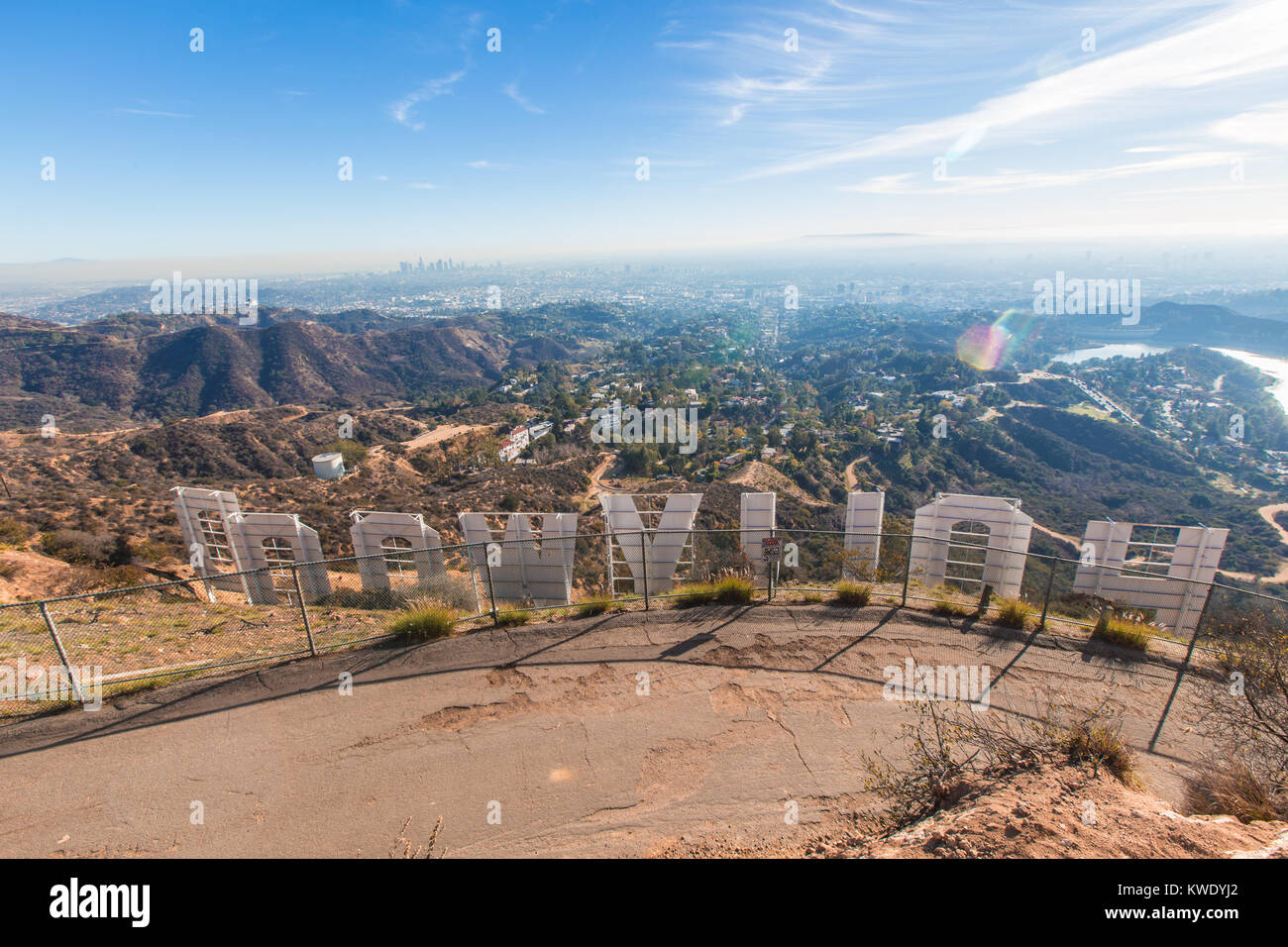 Le panneau Hollywood avec vue sur Los Angeles. Le signe iconique a été créé en 1923. Banque D'Images