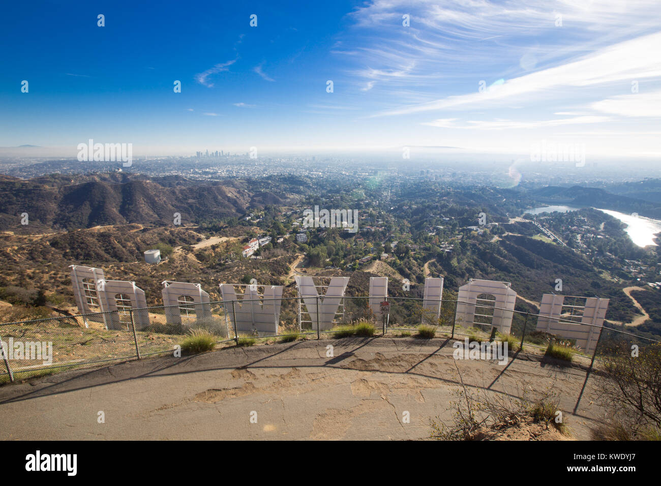 Le panneau Hollywood avec vue sur Los Angeles. Le signe iconique a été créé en 1923. Banque D'Images
