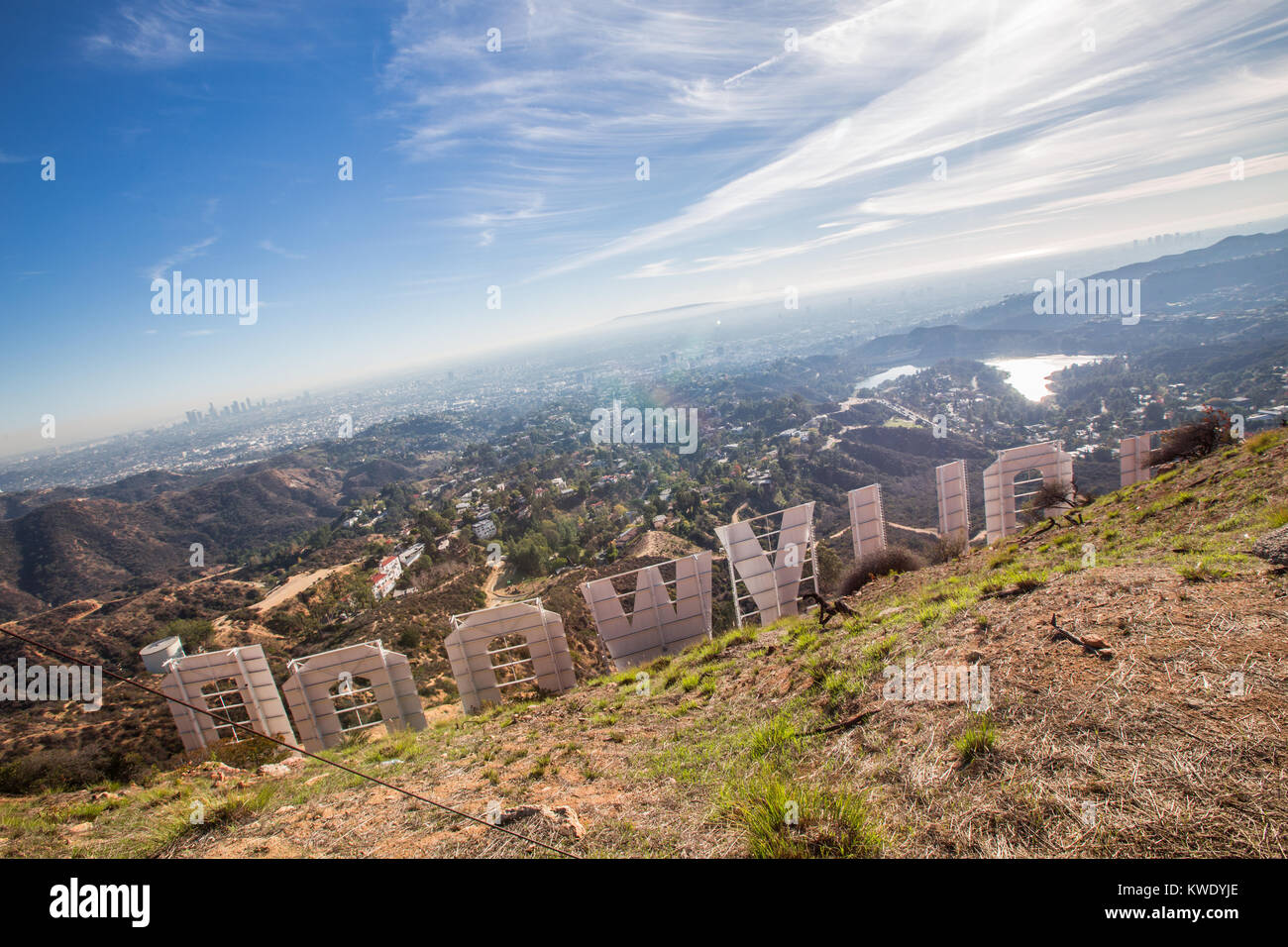 Le panneau Hollywood avec vue sur Los Angeles. Le signe iconique a été créé en 1923. Banque D'Images