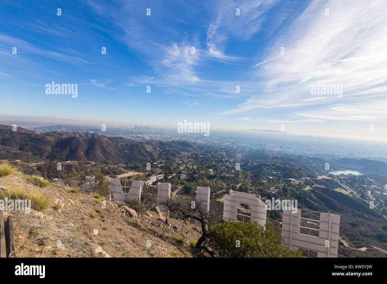 Le panneau Hollywood avec vue sur Los Angeles. Le signe iconique a été créé en 1923. Banque D'Images