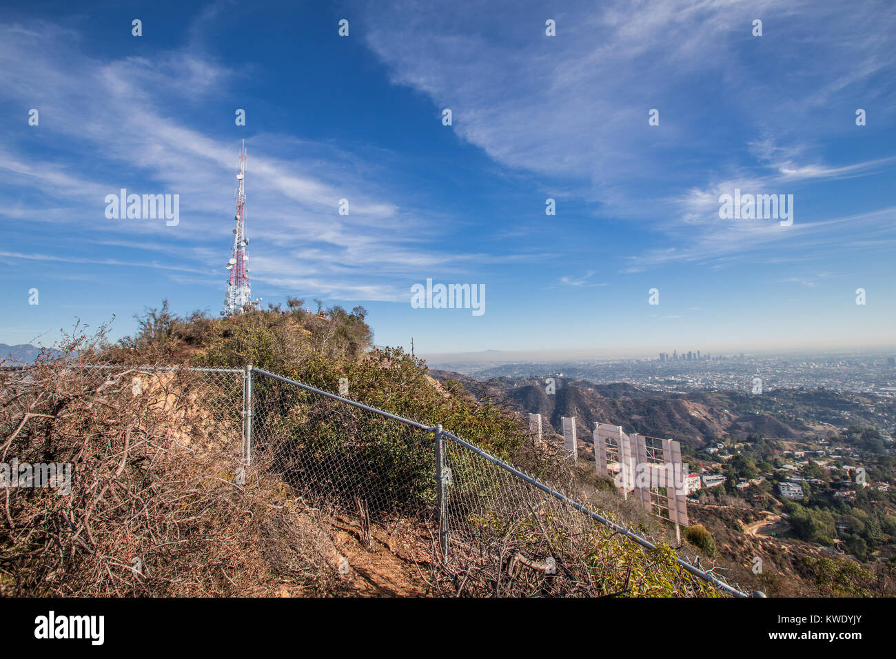Le panneau Hollywood avec vue sur Los Angeles. Le signe iconique a été créé en 1923. Banque D'Images