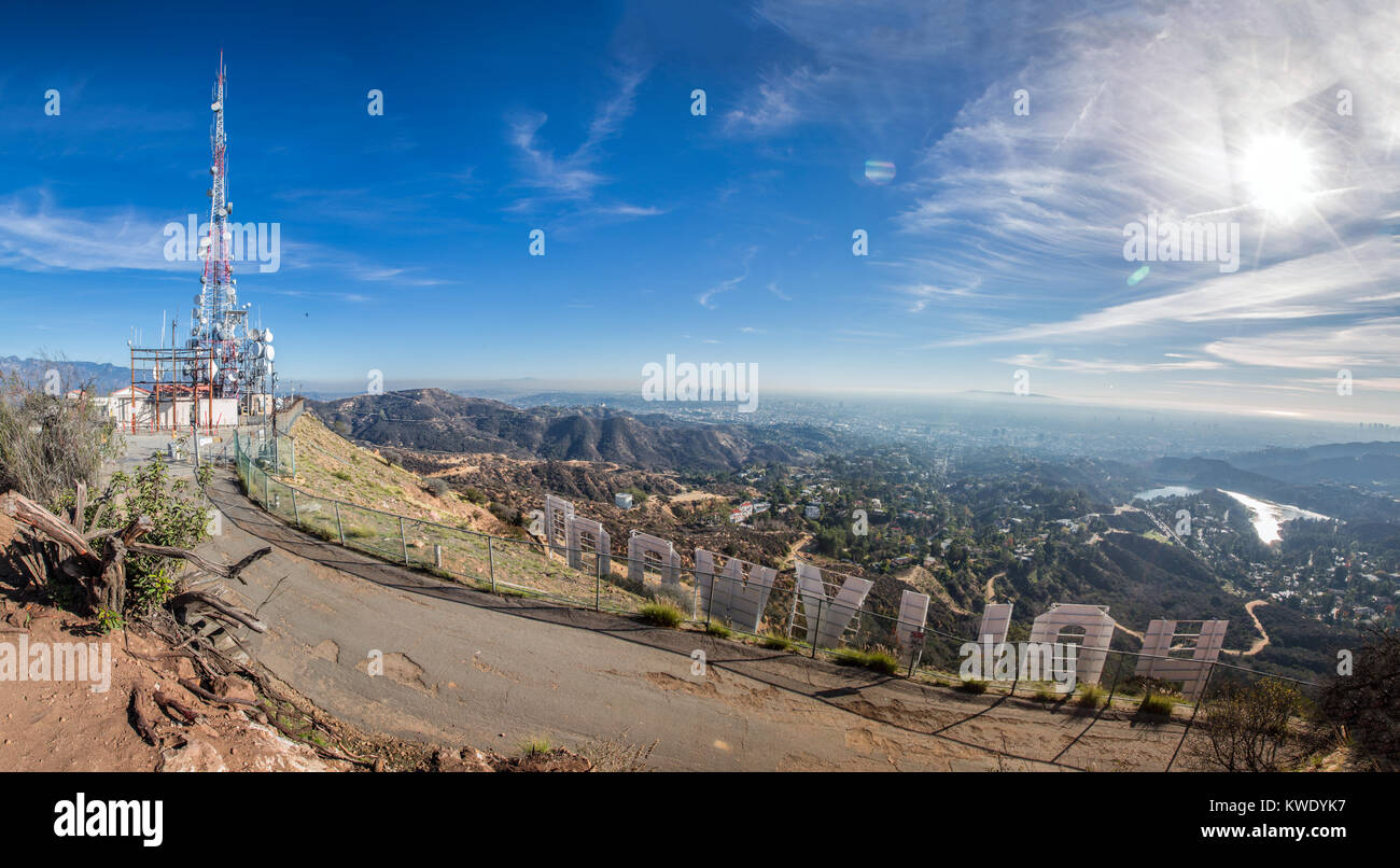 Le panneau Hollywood avec vue sur Los Angeles. Le signe iconique a été créé en 1923. Banque D'Images