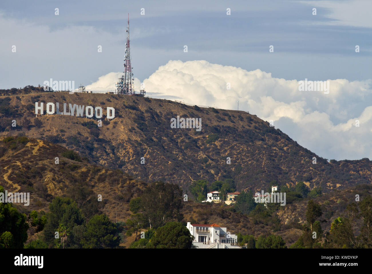 Le panneau Hollywood avec vue sur Los Angeles. Le signe iconique a été créé en 1923. Banque D'Images