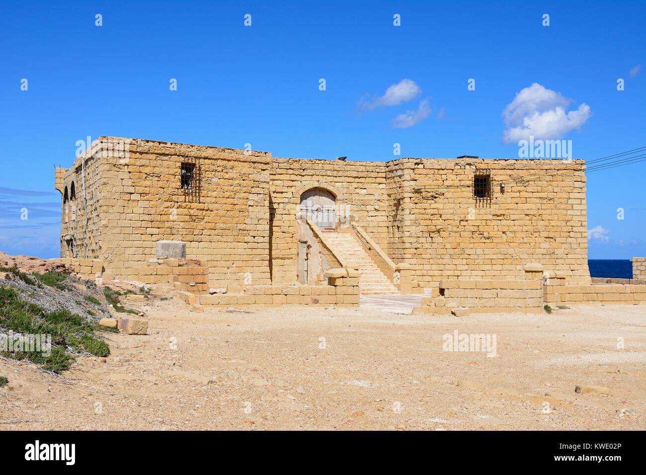 Vue de l'entrée de l'Il-Qolla J-Badja batterie, redoute, Marsalforn, Gozo, Malte, l'Europe. Banque D'Images